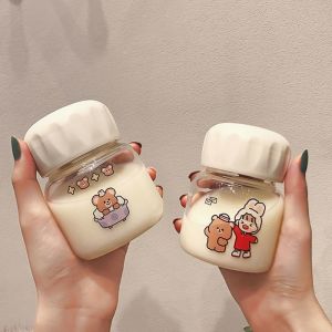 แก้วน้ำน่ารักขนาด 220 มล. แก้วน้ำขนาดเล็ก ขวดน้ำพลาสติกพร้อมฝาปิด แก้วน้ำพกพาสำหรับเด็ก ขวดชา ถ้วยความจุขนาดเล็ก