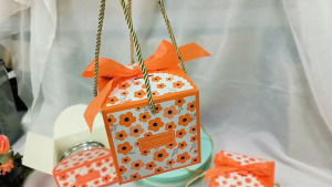 HUI กล่องของขวัญ กล่องกระดาษหูหิ้ว พิมพ์ลายดอกไม้ สีส้ม ใส่ของชำร่วย พร้อมส่งด่วน