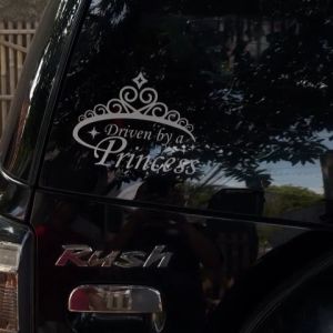 Sulung Stiker Mobil Mahkota Tulisan Driven By A Princess Cutting Sticker Kaca belakang Queen Keren Aksesoris Terbaru