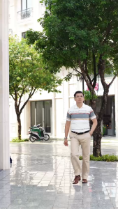 Áo polo kẻ sọc cổ điển với 6 màu sắc khác nhau: xanh dương xám trắng xanh nhạt xanh ô liu nâu xám. Thiết kế cổ áo và túi ngực nhỏ. Phù hợp cho các hoạt động thường ngày.