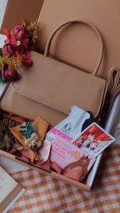 Kado cewek Hampers Tas Selempang Bloomy - Giftbox Set Ulangtahun Wedding Wisuda by Mocchiato
