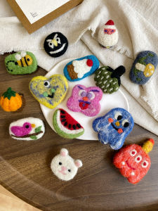 เนปาล Handmade Wool Felt Original Design การ์ตูนน่ารักหน้าอก Pin สําหรับเสื้อกันหนาวกระเป๋าเสื้อผ้าของขวัญสร้างสรรค์ Badge