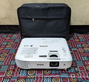 Proyektor Bekas / Proyektor Epson Eb X500 3600 Lumens Normal