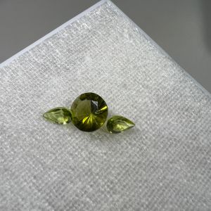 2340-CẢ 3 VIÊN ĐÁ PERIDOT(THIÊN NHIÊN ) KHÔNG XỬ LÝ.