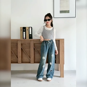 กางเกงยีนส์เด็กผู้หญิง กางเกงขากว้าง เวอร์ชั่นเกาหลี กระเป๋าหลาย ลวดลายดอกไม้ ใหม่สําหรับปี 2025【จัดส่งจากประเทศไทย】