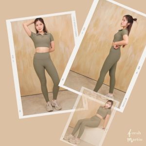 FreshMartin - เสื้อสปอร์ตบรา คอโปโล/มีปก/มีแขน ฟองน้ำถอดได้ สีเขียว Polo Crop Top in Sage