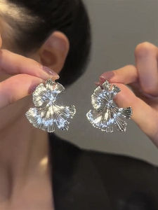Elegant Ginkgo Leaf Design Stud Earrings Personality Metal Jewelry Fashionable Trendy Womens Accessory Fresh Arrival