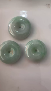 Mặt Dây Chuyền Nữ Đồng Điếu Đồng Tiền Đá Cẩm Thạch A Tự Nhiên Trắng Xanh Đậm Nhạt Size Đk 20mm / 21mm Dầy 6mm Nữ Về Bọc Vàng lên đeo Tốt Đẹp May Mắn có 750k /1 mặt ạ