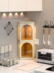 ตู้ครัวแบบมีสามเหลี่ยม ชั้นวางของในมุม เรียงลำดับเครื่องปรุงรส ขวดน้ำมัน น้ำตาล น้ำปลา ชั้นวางของหลายชั้น