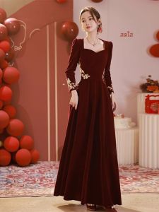 ชุดแต่งงานผ้ากำมะหยี่สีแดงฝรั่งเศส แขนยาว ปักลาย ทรงยาว ฤดูใบไม้ผลิและฤดูใบไม้ร่วง ชุดราตรีสำหรับเจ้าสาว