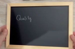 กระดานดำขอบไม้พร้อมปากกาชอล์ก 3 สี ลบง่าย สำหรับงานศิลปะและเขียนเมนู