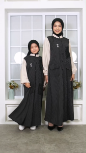 Abiyyuco TA9069 | Gamis Couple Ibu dan Anak Polos Bahan Salur Full Kancing dengan Aplikasi Bunga Bross dan Kantong