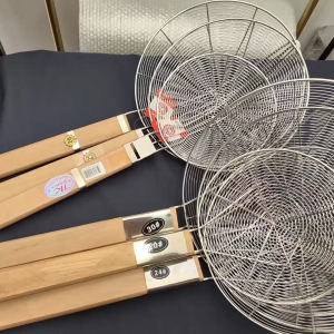 กระชอนสเเตนเลสด้ามไม้ กระชอนตักของทอด ของลวก กระชอนตักอาหาร อย่างดี ทนทานมี 4 ขนาดให้เลือก 20/24/28/30ซม