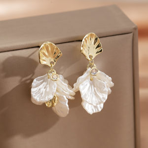 Elegant Fashion Metal Shell Earrings French High-End White Petal Pendant Mosquito Coil Tray Clip-On for Women No Piercing Required