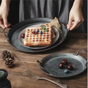 High Quality Metal Bread Tray with Handle Old Iron Home Decor Tableware Plate with Handle Round Tray for Food & Home Photo Prop