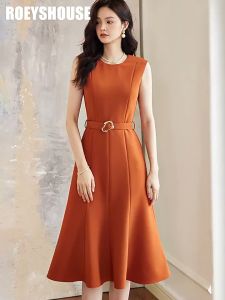 Đầm cam trơn cổ tròn không tay công sở tối giản