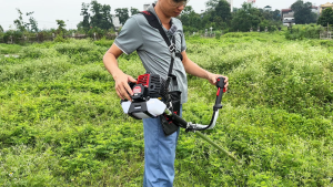 Máy cắt cỏ Oshima 330 Bạc 2 thì nòng 36mm công suất 09kw công nghệ nhật bản bảo hành 12 tháng