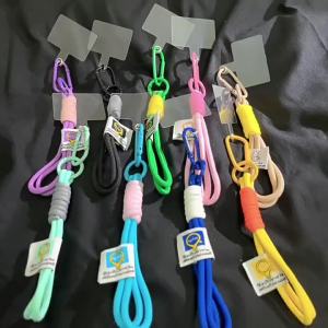 สายคล้องโทรศัพท์มือถือแบบสั้นสีผสมสายคล้องข้อมือสามารถแขวนแบบหนีบป้องกันการปล่อยแบบพกพาได้