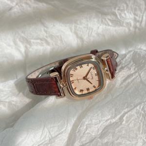 นาฬิกาข้อมือสีน้ำตาลสี่เหลี่ยมเล็กสไตล์เรโทรสำหรับผู้หญิง สายหนัง นาฬิกาควอตซ์แบบเรียบง่าย น้ำหนักเบา 2023 ใหม่ นาฬิกาข้อมือสุดเก๋