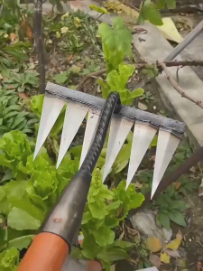 คราดเหล็ก 7ฟัน คาดหญ้า คราดหญ้า ด้ามจับ 1.2 ม. ใช้ขุดดิน ขุ่นถางหญ้าดายหญ้า จอบถากหญ้าเล็ก จัดส่งภายใน 2 ชั่วโมง ฟันคราดหญ้า คราดทำสวน มีดจอบ คาดหญ้าเหล็ก อุปกรณ์ทำสวน