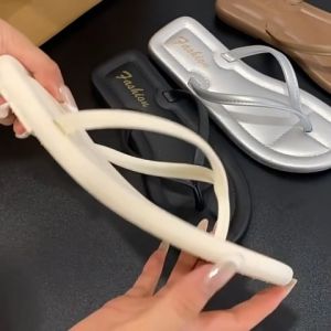 LEAShop ไม่ต้องพรี รองเท้าแตะผู้หญิงแฟชั่น งานยางสุดสวย ดีไซน์เรียบแต่โก้ใช้งานโอเคเลย มีหลายสีให้เลือก พร้อมส่งในไทยไม่ต้องรอของจัดเลย