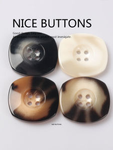 ปุ่มเรซินสีน้ำตาลสี่เหลี่ยมกลมสะท้อนแสงสำหรับเสื้อโค้ท แจ็คเก็ต เสื้อสเวตเตอร์ เสื้อเชิ้ต แจ็คเก็ตสูทสำหรับผู้หญิง ปุ่มสีขาว