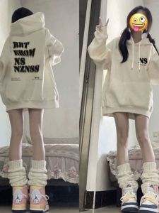 เสื้อสเวตเตอร์มีฮู้ดแบบมีฮู้ดแบบบางสไตล์อเมริกันสำหรับผู้หญิงในฤดูใบไม้ร่วงและฤดูหนาว เสื้อคลุมกันหนาวแบบหนาพิมพ์ลายตัวอักษรแบบบาง