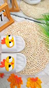 รองเท้าแตะน่ารักๆ รองเท้าแตะแฟชั่นสวมใส่สบายเท้า ลายน้องการ์ตูนไก่น้อยน่ารักๆ น้ำหนักเบา