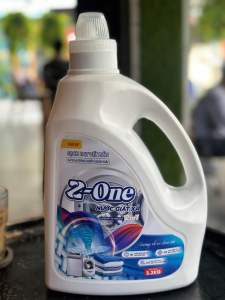 Nước giặt xả Z-One ngăn mùi ẩm mốc làm sạch bền màu. Giải pháp tối ưu cho mùa mưa bão. Khử khuẩn tốt ngay cả khi thời tiết mưa ẩm 2-3 ngày Lưu hương thơm và mềm vải.