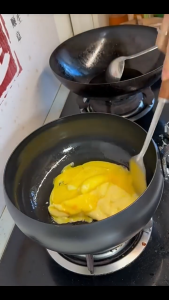 (A good wok lasts 10 years)Japan 24cm Big Belly Cast Iron Pot Household cooking pot with Wooden lid Uncoated Non-stick Pan Flat Bottom Hand-forged Iron Pot 炒锅 铁锅