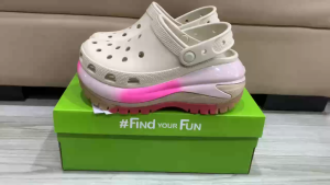Giày dép crocs chuẩn xịn chống hôi chân nhựa tế bào êm mềm siêu bền đi mưa lội nước đi biển Giày sục crocs đế xuồng mega crush clog cao 8cm màu kem đế loang hồng