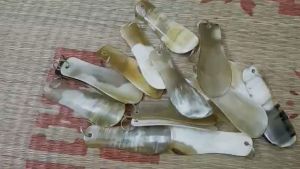 Đón gót sừng bòtrâu nhập khẩu làm thủ công cây đón gót hỗ trợ xỏ giày dễ dàng bền đẹp có móc treo kèm theo