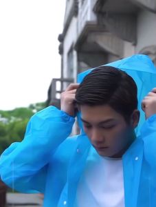 เสื้อกันฝนEVA แฟชั่นเกาหลี Free sizeแขนจั้ม ทันสมัยราคาถูก น้ำหนักเบาพกพาสะดวก ทนทาน ยืดหยุ่น ไม่ขาดง่าย ชุดกันฝน