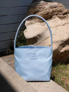 กระเป๋าสะพายไหล่ผ้าไนลอนปักลายตัวอักษรใต้วงแขนแบบลำลองสำหรับเดินทาง กระเป๋าถือรูปถังขนาดกลางสำหรับฤดูใบไม้ผลิปี 2025