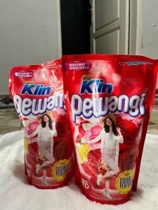 Soklin Pewangi 800ml - Mengharumkan dan melembutkan