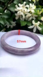 Vòng Cẩm Thạch mới Bản Hẹ Tím Nhẹ Ni 57mm Cao 10mm Dầy 7mm Màu tím nhẹ đều bóng đẹp Nữ mạng hỏa mạng thổ 53kg đến 58kg đeo rất xinh tay nhe các Chị đẹp chỉ có 980k ạ