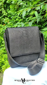Tas Selempang Pria Model Kotak Kulit Ular - Man Square Black Snakeskin Sling Bag