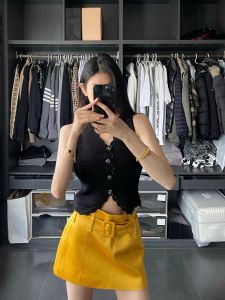 กระโปรงสั้นเอวสูงผ้าซาตินสไตล์ฝรั่งเศสย้อนยุคสำหรับฤดูร้อนปี 2025 กระโปรงสั้นทรงเอสีส้มสำหรับผู้หญิง กระโปรงทรงเอสีพื้น