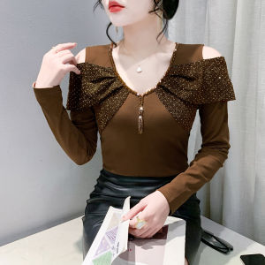 YIMEI เสื้อลูกปัดติดเล็บแฟชั่นยุโรปคอวีสีแดงสำหรับฤดูใบไม้ร่วงและฤดูหนาวเสื้อเปิดไหล่เซ็กซี่เสื้อยืดผู้หญิงพร้อมฐานผ้าฝ้าย