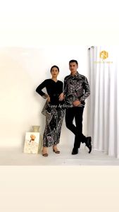 Couple Kebaya Modern / Setelan Kebaya dan Kemeja Batik Lengan Panjang atau Pendek / Baju Kebaya Pasangan Sarimbit Set Rok Plisket Batik Untuk Kondangan Akad Nikah Tunangan Seragaman Pesta Keluarga ( Couple Aurora Tile ) Nusa Kebaya Wisuda