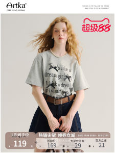 เสื้อยืดคอกลมพิมพ์ลายตัวอักษรขนาดใหญ่พร้อมโบว์ผีเสื้อสำหรับผู้หญิง Artka ฤดูร้อนปี 2025 เสื้อยืดคอกลมแขนสั้นพิมพ์ลายตัวอักษรสำหรับผู้หญิง