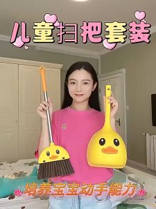 Kids Mini Broom Dustpan Set Cute Cartoon Little Yellow Duck Broom Dustpan Detachable Broom Head Baby Training Toys Tools