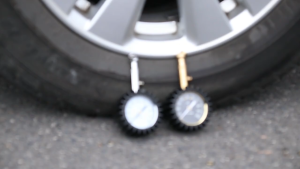 เกจ์วัดลมยางแบบหน้าปัด 0-100 PSI ความแม่นยำสูง ใช้ได้กับรถยนต์ รถจักรยานยนต์ รถบรรทุก ตัวเรือนโลหะแข็งแรง อ่านค่าง่าย เหมาะสำหรับใช้งานทั่วไปและมืออาชีพ