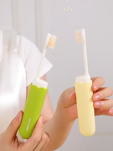 Bàn chải đánh răng gấp du lịch có lông mềm tiện lợi và nhỏ gọn để bảo quản khi đi chơi.