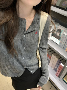 เสื้อคาร์ดิแกนถักไหมน้ำแข็งสไตล์เกาหลีสำหรับผู้หญิง เสื้อคลุมกันหนาวบาง แฟชั่นฤดูใบไม้ร่วง 2024 ใหม่ เสื้อเชิ้ตลดอายุ เสื้อคลุมกันหนาว