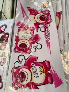 Bộ tem gấu Dâu Hồng dán xe Vario Lotso hàng nhập Thái Lan thiết kế chất lượng cao dành trang trí riêng cho dòng xe này mỗi bộ gồm 2 mặt tem in lụa màu sắc rất đẹp và bền giá bán cực tốt bán lẻ như bán sỉ