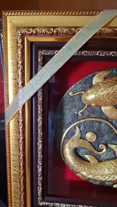 กรอบรูปกระจกเรซิ่นนูน ปลาทอง 2 ตัวใหญ่ ว่ายเป็นวงกลม พร้อมติดโบว์สวยงาม เป็นวัตถุมงคลติดฝาผนัง ตั้งโต๊ะ ตกแต่งบ้าน เสริมฮวงจุ้ย ของขวัญหลายโอกาส ขนาด กว้าง 12.5 นิ้ว สูง 12.5 นิ้ว