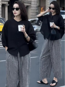 ชุดสองชิ้นลำลองสำหรับผู้หญิงในช่วงฤดูร้อนปี 2025 แขนยาวเจ็ดส่วน กางเกงขากว้างลายสก็อต เสื้อเชิ้ตผู้หญิง ชุดสองชิ้นระดับไฮเอนด์