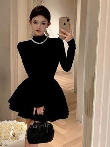 ชุดเดรสยาวแขนยาวสีดำสไตล์ฝรั่งเศส ชุดกระโปรงทรงเอเอวสูง ชุดเดรสสั้นทรงเอสำหรับผู้หญิงในฤดูใบไม้ร่วง ชุดเดรสยาวปานกลาง