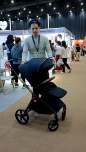 2023 รถเข็นเด็กสุดหรู HOOV REVEZ หันได้สองทาง พกพาง่าย คลิกที่โลหะเพื่อเรียบร้อยและนำเสนอสินค้าไปยังคุณ